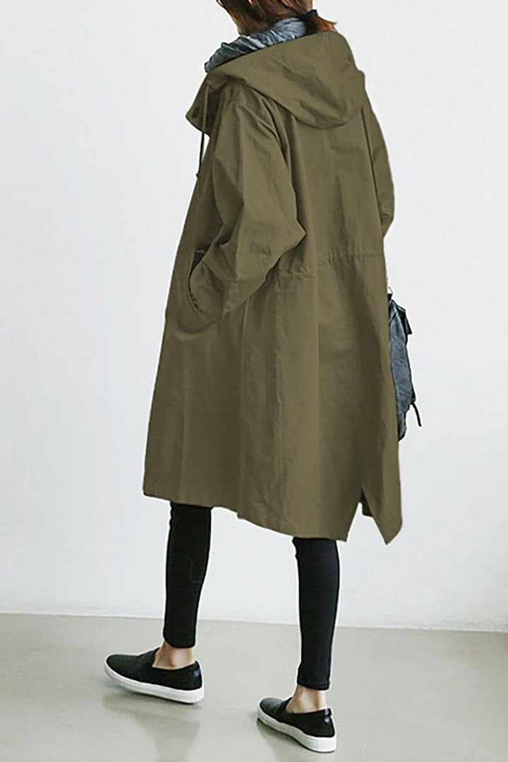 Waterdichte dames trenchcoat met capuchon, elegante snit, ideaal voor regenachtig weer, vooraanzicht, stijlvol en functioneel.