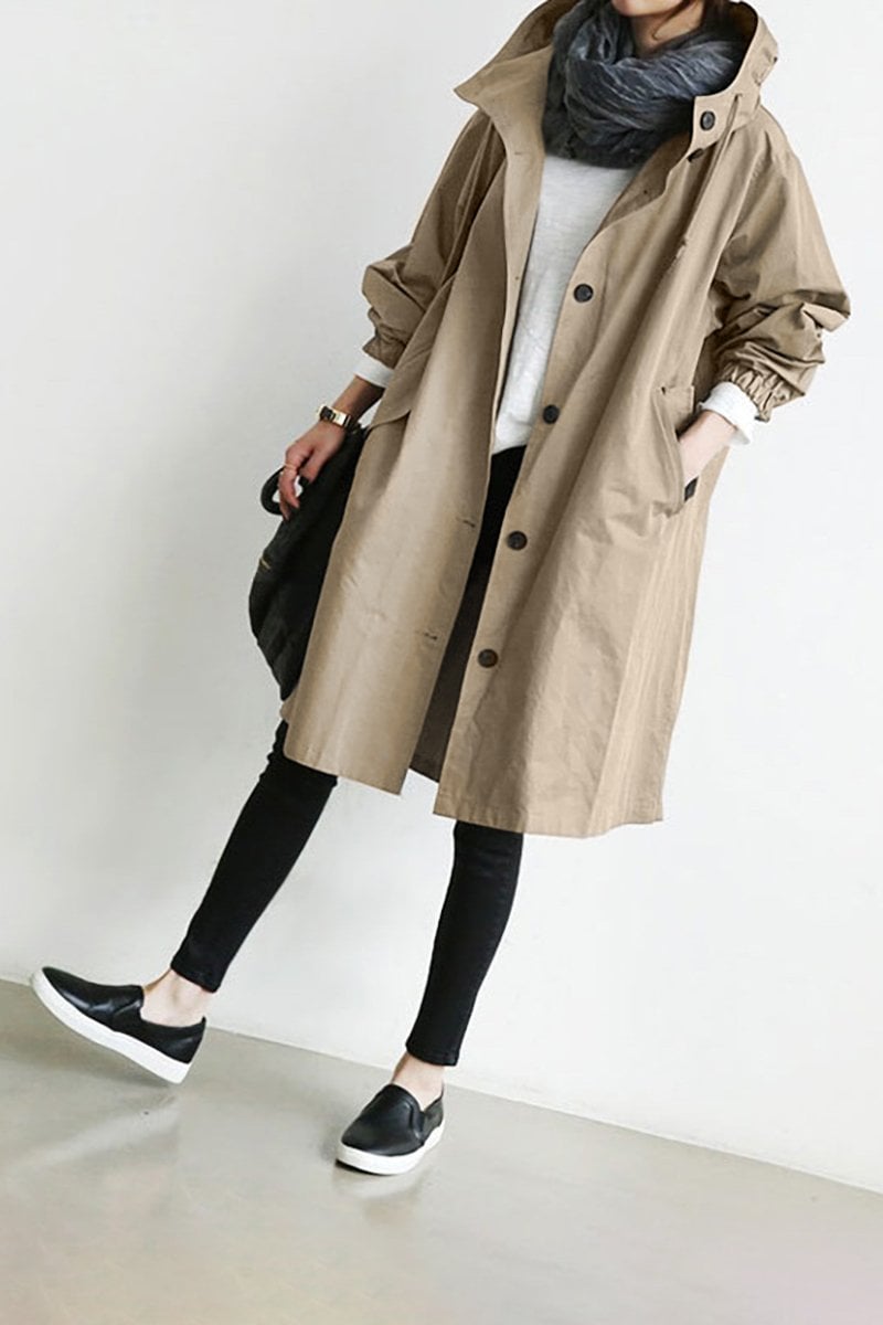 Waterdichte dames trenchcoat met capuchon, elegante snit, ideaal voor regenachtig weer, vooraanzicht, stijlvol en functioneel.