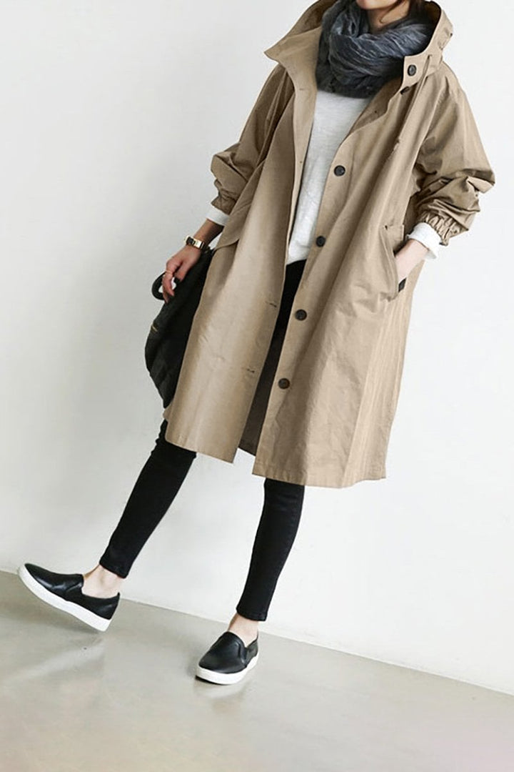 Waterdichte dames trenchcoat met capuchon, elegante snit, ideaal voor regenachtig weer, vooraanzicht, stijlvol en functioneel.
