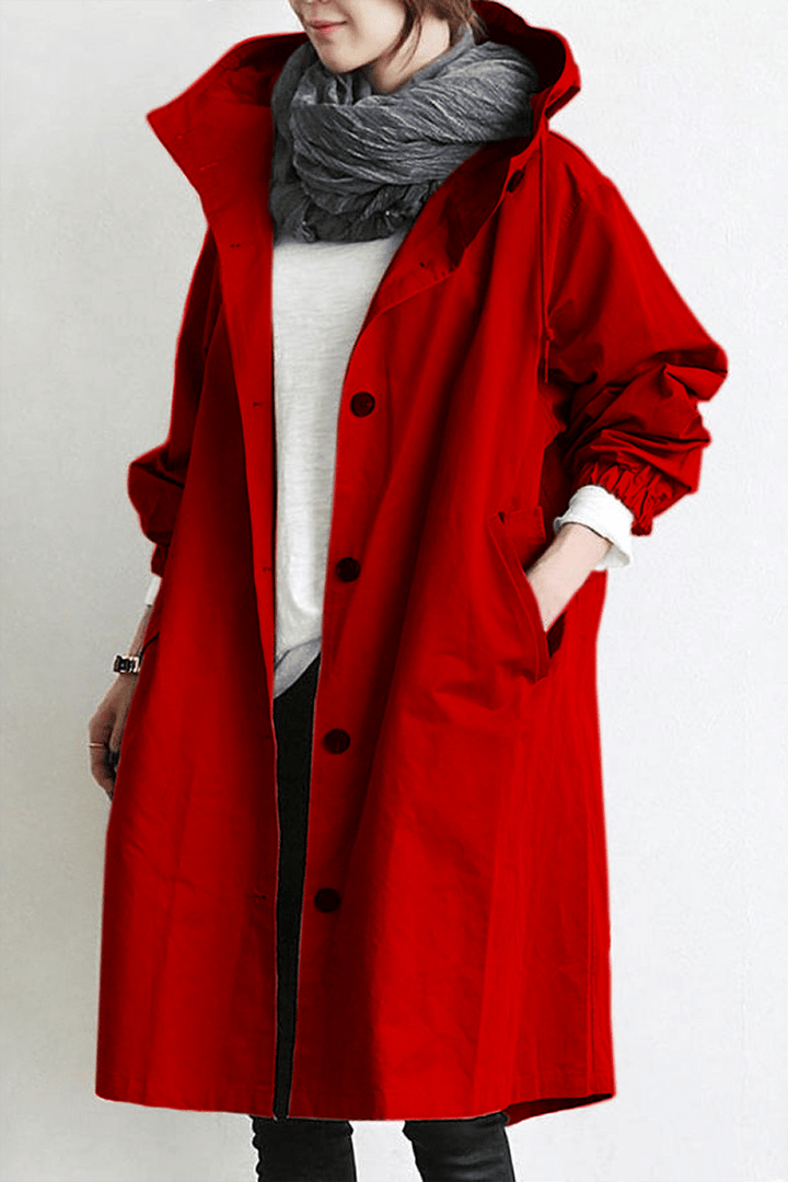 Waterdichte dames trenchcoat met capuchon, elegante snit, ideaal voor regenachtig weer, vooraanzicht, stijlvol en functioneel.