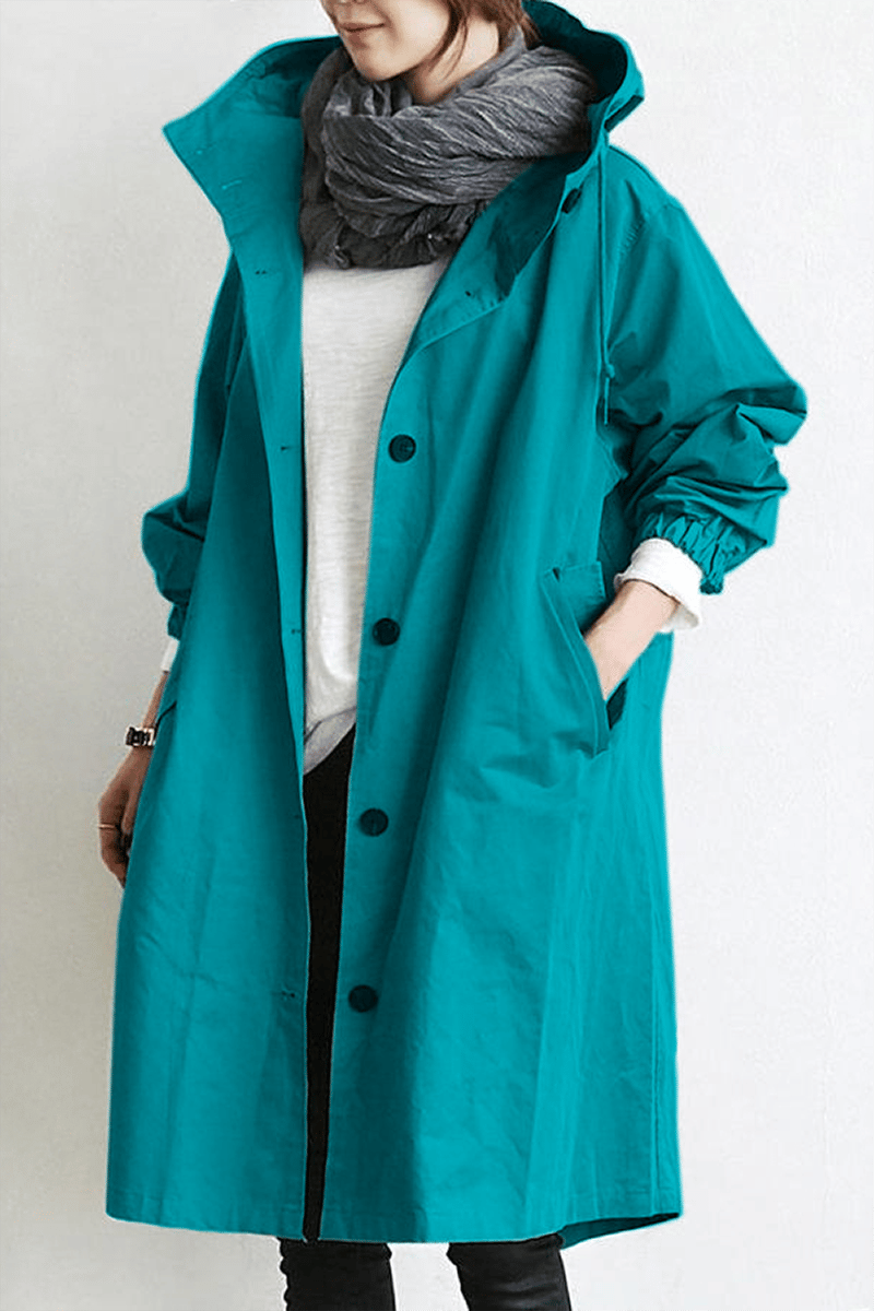 Waterdichte dames trenchcoat met capuchon, elegante snit, ideaal voor regenachtig weer, vooraanzicht, stijlvol en functioneel.