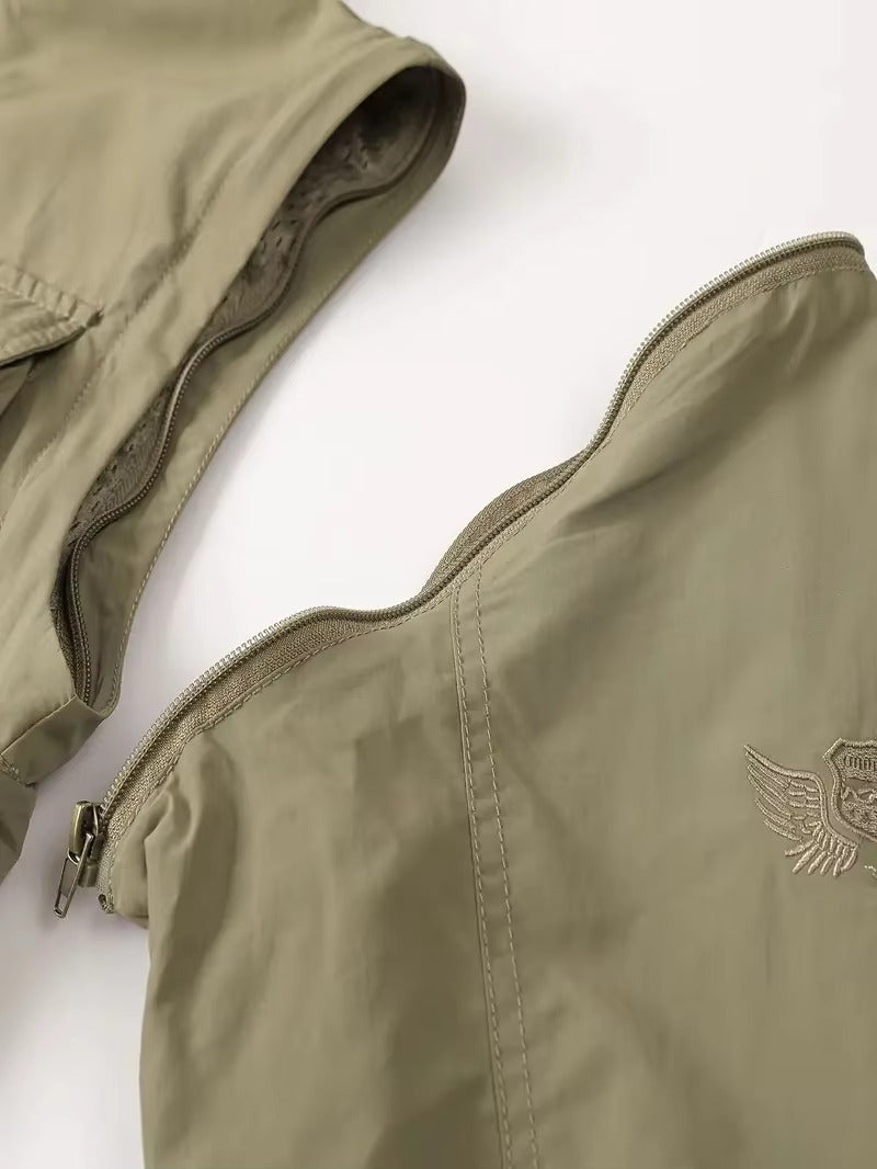 Waterdichte en duurzame heren militaire jas, grijs, met cargo-zakken en versterkte naden, perfect voor regenachtig weer.