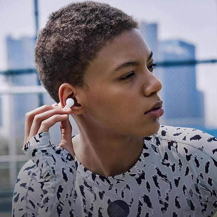 Waterdichte, draadloze sport headset in zwart en wit, ergonomisch ontwerp, Bluetooth-verbinding, ideaal voor sport.