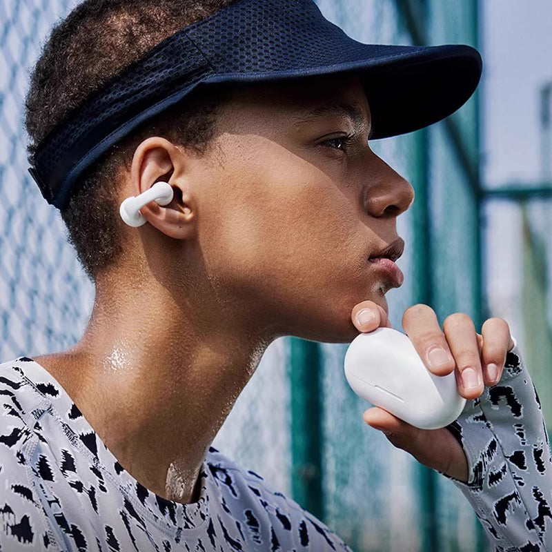 Waterdichte, draadloze sport headset in zwart en wit, ergonomisch ontwerp, Bluetooth-verbinding, ideaal voor sport.
