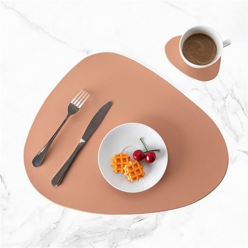 Luxe set PU-leren placemats en onderzetters. Stijlvol, duurzaam en makkelijk schoon te maken voor uw tafel.