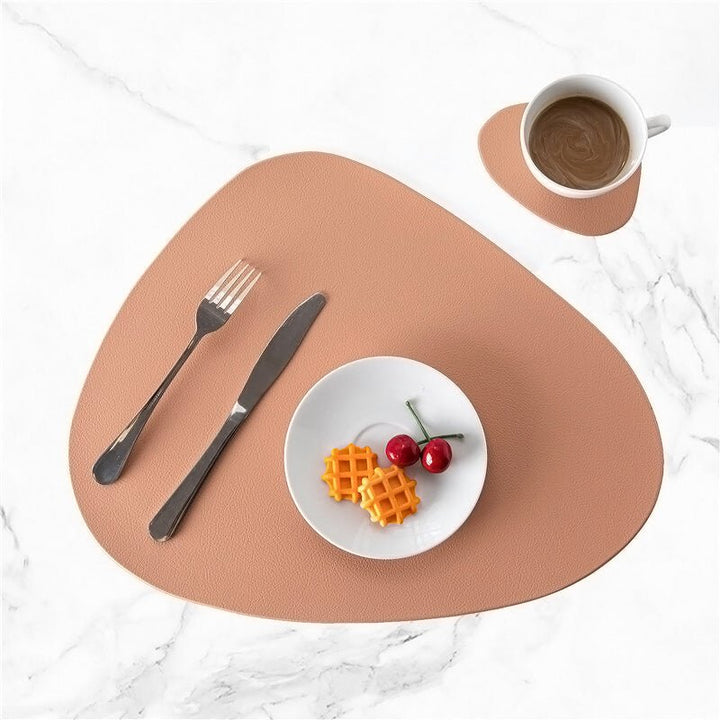 Luxe set PU-leren placemats en onderzetters. Stijlvol, duurzaam en makkelijk schoon te maken voor uw tafel.