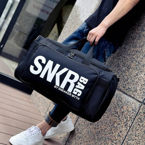 Waterbestendige unisex reistas met multi-vakken voor sneakers en sportgear, ideaal voor reizen.