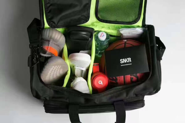 Comfortabele en waterdichte reistas voor sneakers en gear, gemakkelijk mee te nemen als bagage.