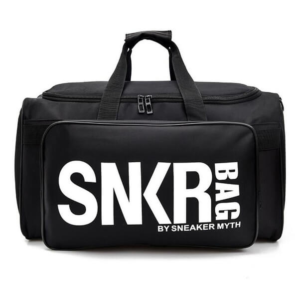 Functionele waterbestendige bagage met georganiseerde compartimenten, ideaal voor reizen en sportgear.