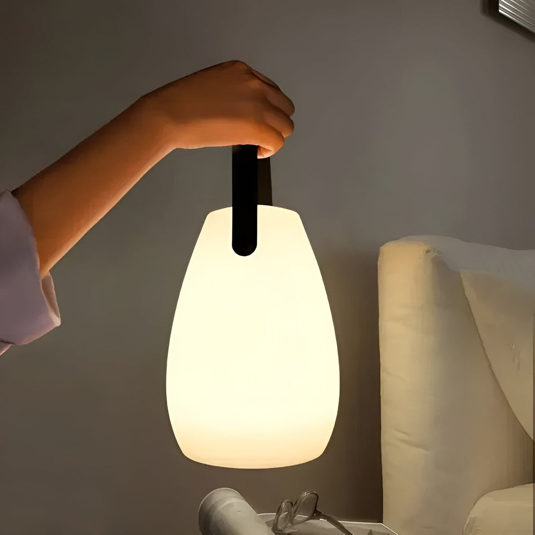 Waterdichte buiten LED tafellamp Lumora, ideaal voor terras of tuin, creëert sfeer.