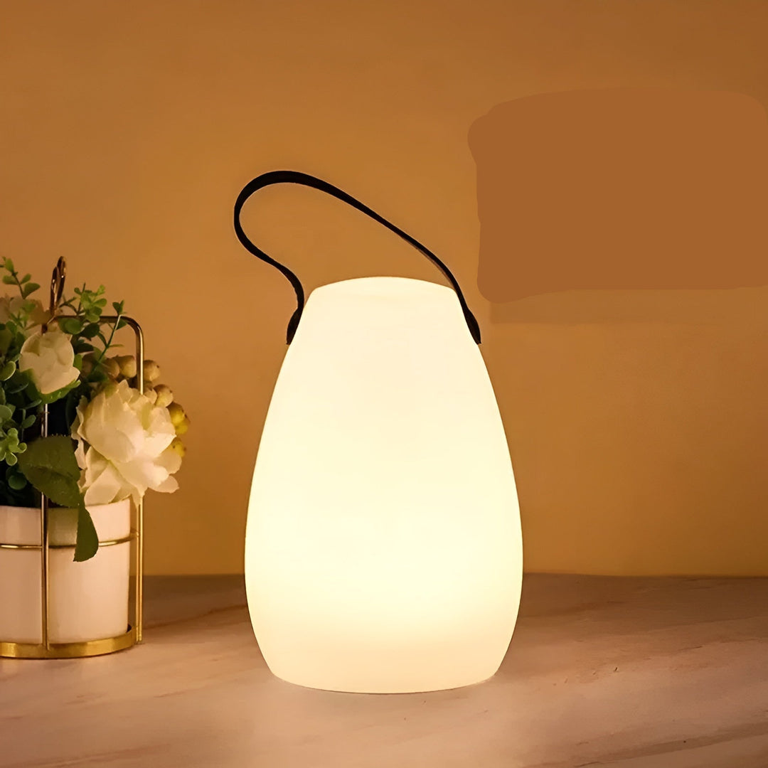 Robuuste, waterdichte Lumora LED tafellamp, draadloos en oplaadbaar voor jarenlang gebruiksplezier.