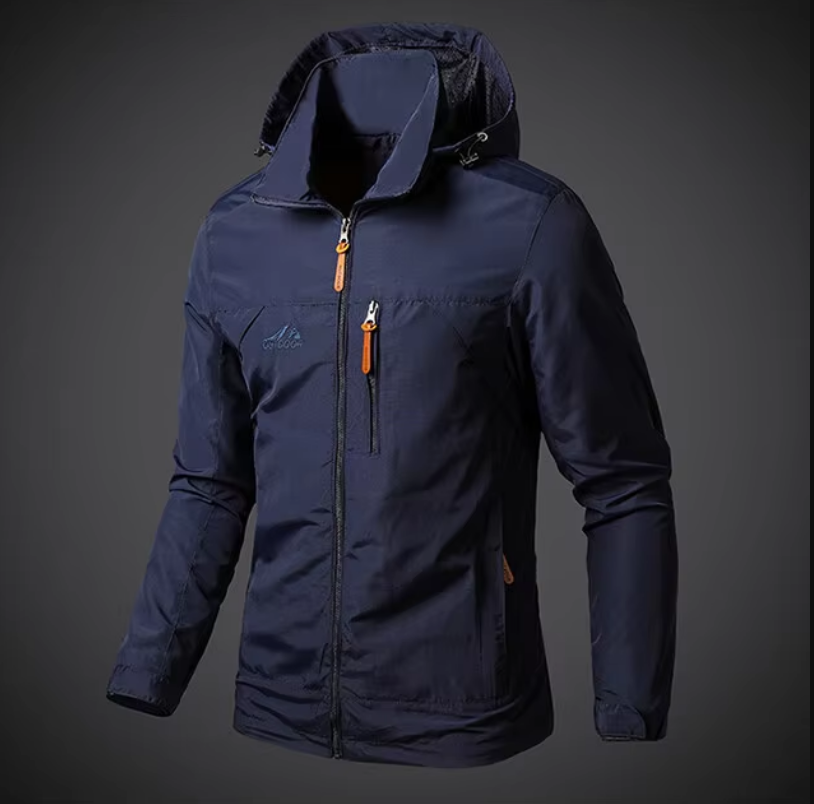 Man draagt Arvid waterdichte winddichte herenjas tijdens outdoor avontuur, ideale regenjas voor mannen.