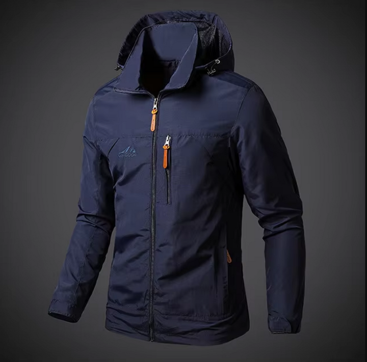 Man draagt Arvid waterdichte winddichte herenjas tijdens outdoor avontuur, ideale regenjas voor mannen.