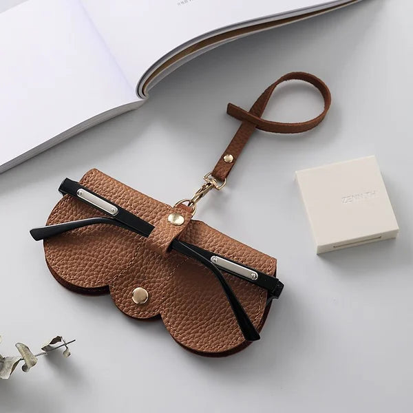 Zacht leren zonnebrilhoesje in bruin, compact en duurzaam, ideale bescherming voor damesaccessoires onderweg.