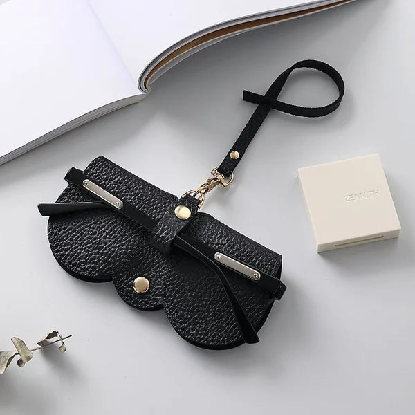 Zacht leren zonnebrilhoesje in bruin, compact en duurzaam, ideale bescherming voor damesaccessoires onderweg.