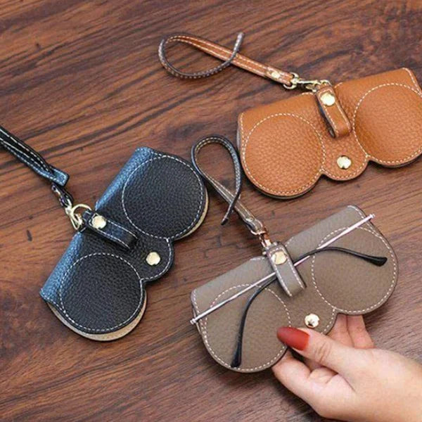 Zacht leren zonnebrilhoesje in bruin, compact en duurzaam, ideale bescherming voor damesaccessoires onderweg.