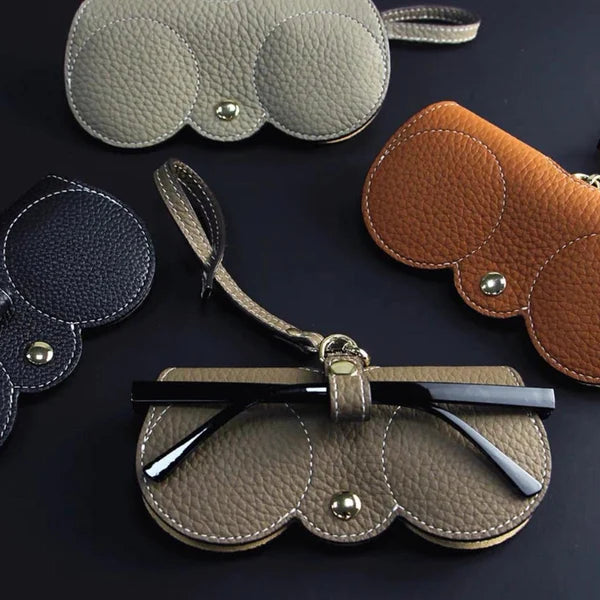 Zacht leren zonnebrilhoesje in bruin, compact en duurzaam, ideale bescherming voor damesaccessoires onderweg.