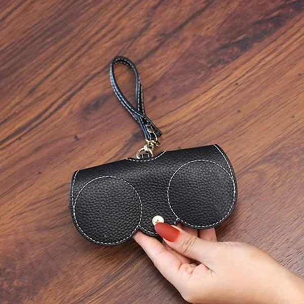 Zacht leren zonnebrilhoesje in bruin, compact en duurzaam, ideale bescherming voor damesaccessoires onderweg.