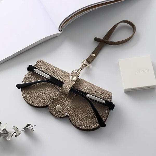 Zacht leren zonnebrilhoesje in bruin, compact en duurzaam, ideale bescherming voor damesaccessoires onderweg.