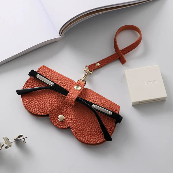 Zacht leren zonnebrilhoesje in bruin, compact en duurzaam, ideale bescherming voor damesaccessoires onderweg.
