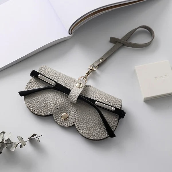 Zacht leren zonnebrilhoesje in bruin, compact en duurzaam, ideale bescherming voor damesaccessoires onderweg.