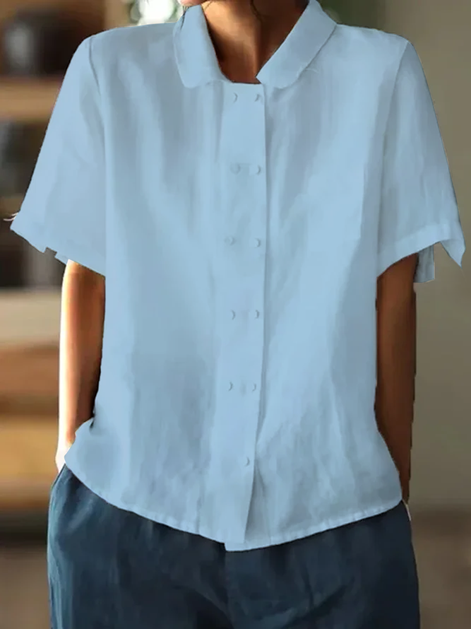 Witte katoenen damesblouse, casual zomerstijl, met knoopsluiting en korte mouwen.