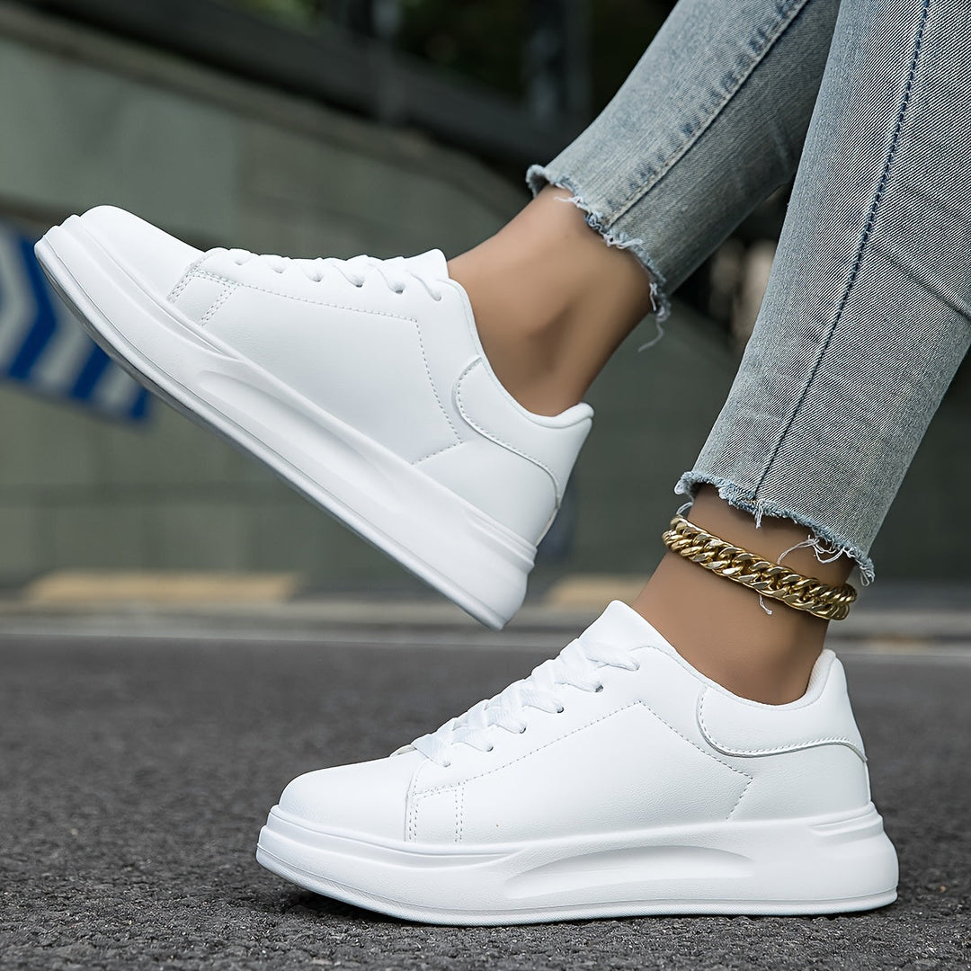 Witte dames leren sneakers, stijlvol en orthopedisch, close-up van de zijaanzicht met veters en rubberen zool.