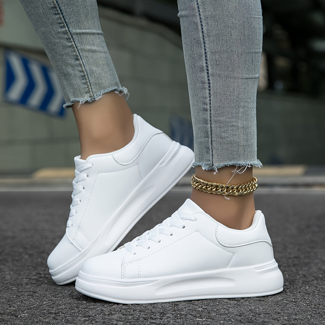 Witte dames leren sneakers, stijlvol en orthopedisch, close-up van de zijaanzicht met veters en rubberen zool.