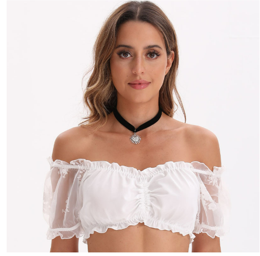 Witte, elegante dirndlblouse voor dames, ideaal voor het Oktoberfest; traditioneel design met korte mouwen en eenvoudige snit