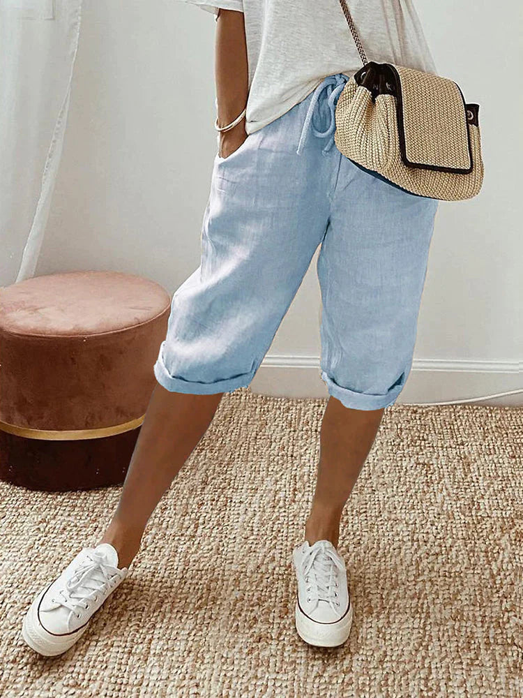 Witte lichte katoenen shorts voor dames, zomers, luchtig en comfortabel, ideaal voor warme dagen en stijlvolle looks.