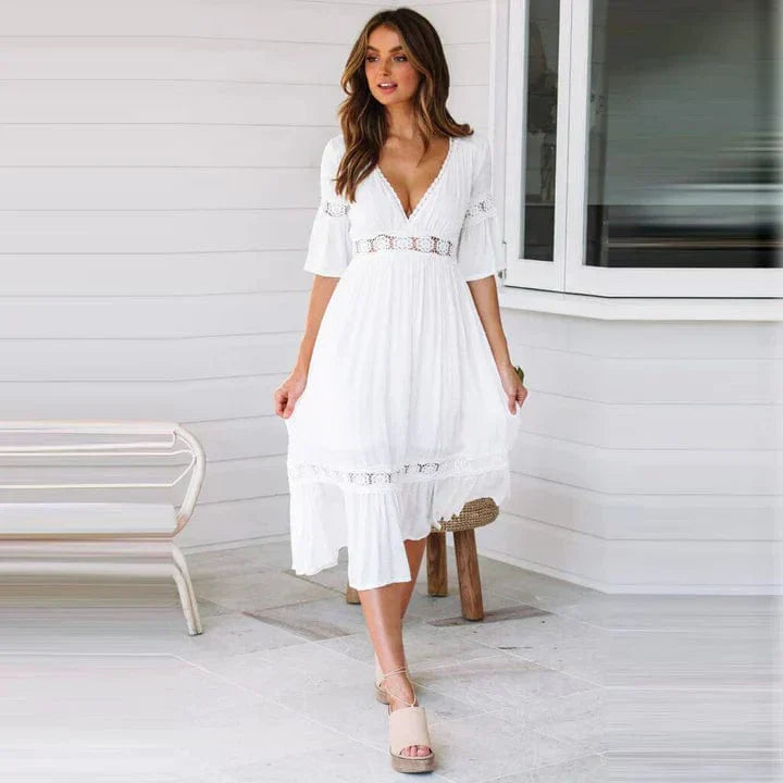 Wit midi-zomerjurk in Bohemian stijl met diepe V-hals, elegant getailleerd, perfect voor warme dagen en avonden.