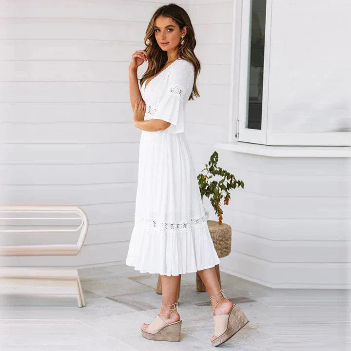 Wit midi-zomerjurk in Bohemian stijl met diepe V-hals, elegant getailleerd, perfect voor warme dagen en avonden.