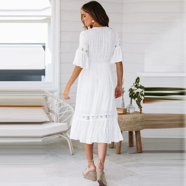 Wit midi-zomerjurk in Bohemian stijl met diepe V-hals, elegant getailleerd, perfect voor warme dagen en avonden.