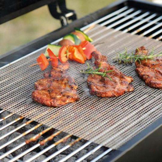 Herbruikbare grillmat van hittebestendig net voor schoon en gemakkelijk grillen, beschermend en flexibel.