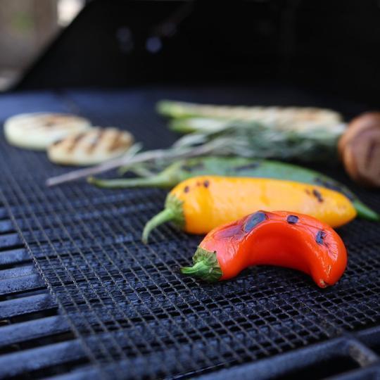 Herbruikbare grillmat van hittebestendig net voor schoon en gemakkelijk grillen, beschermend en flexibel.