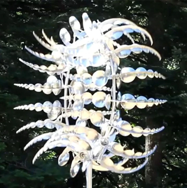Metalen windmolen, dubbele beweging, esthetische tuindecoratie, robuust, voor sfeervolle tuinaccenten.