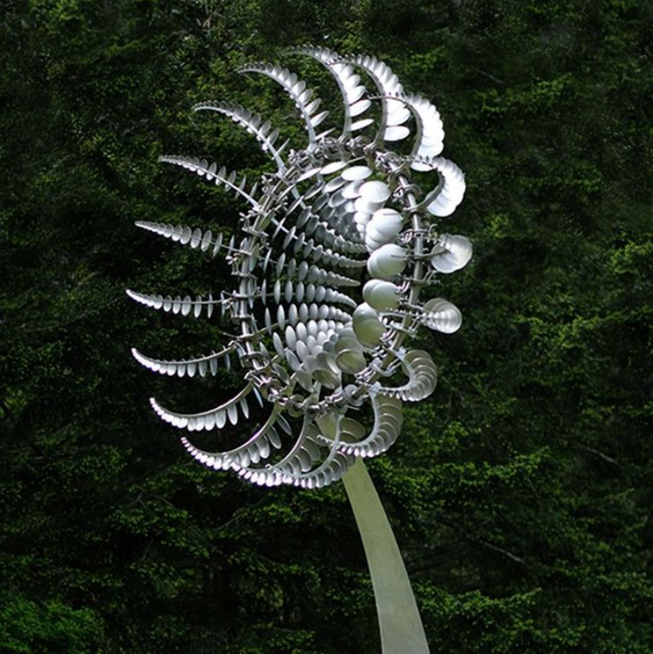 Metalen windmolen, dubbele beweging, esthetische tuindecoratie, robuust, voor sfeervolle tuinaccenten.