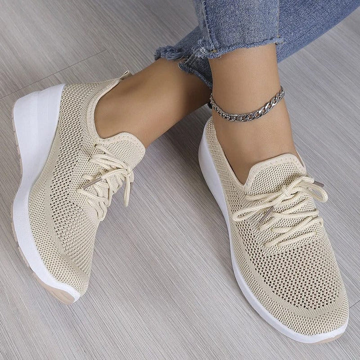 Witte dames comfortschoenen met voetboogsteun, ideaal voor pijnverlichting bij dagelijks gebruik.