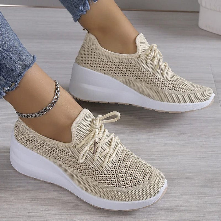 Beige comfortabele dames schoenen met voetboogsteun, bieden verlichting bij fasciitis plantaris.