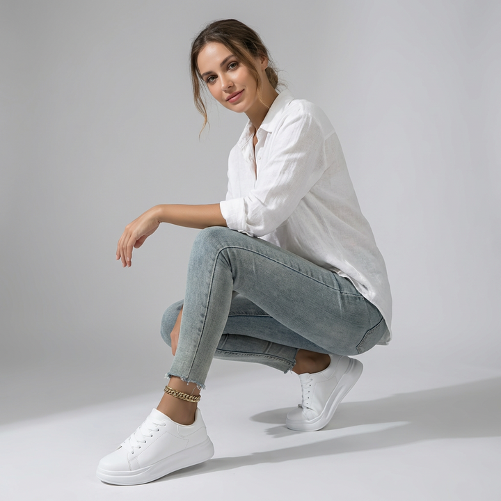 Witte dames orthopedische sneakers, licht & comfortabel, met voetondersteuning voor dagelijks gebruik.