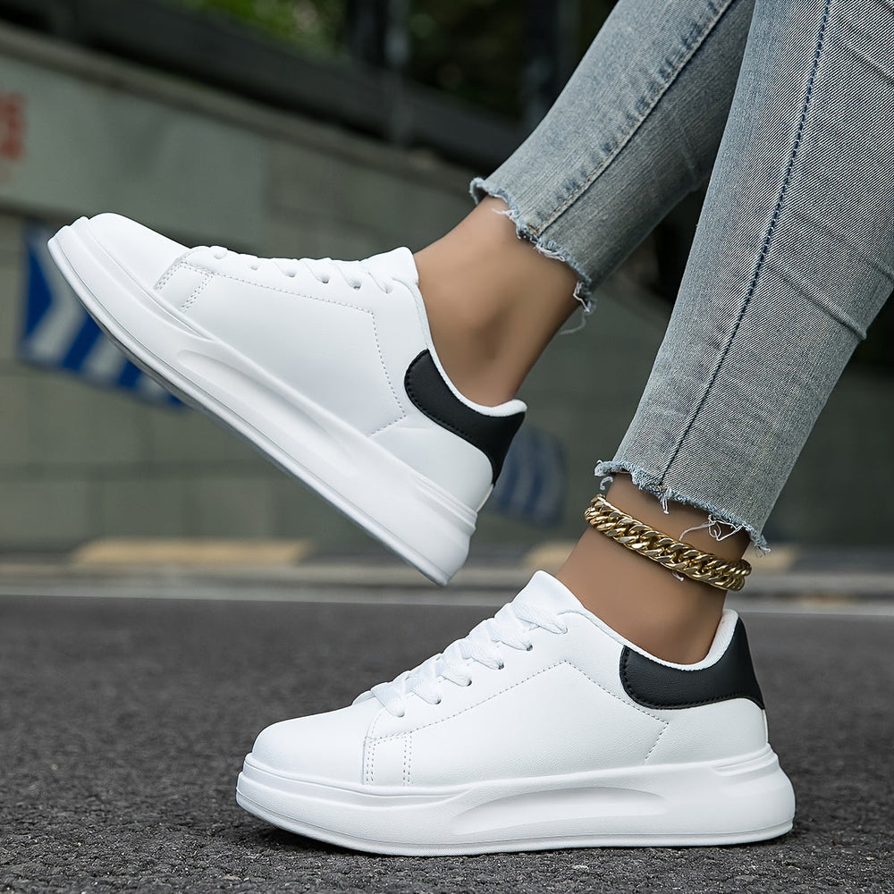 Comfortabele witte orthopedische dames sneakers met superieure voetondersteuning voor dagelijks gebruik.