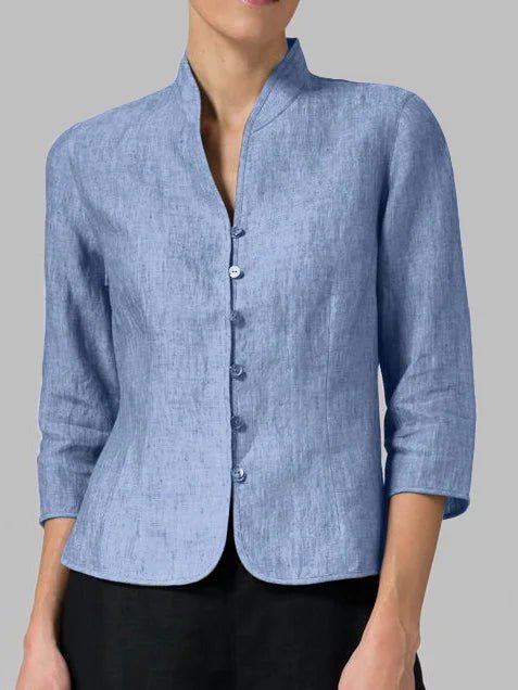 Witte damesblouse met mandarijnkraag en knoopsluiting, perfect voor een elegante of zakelijke look.