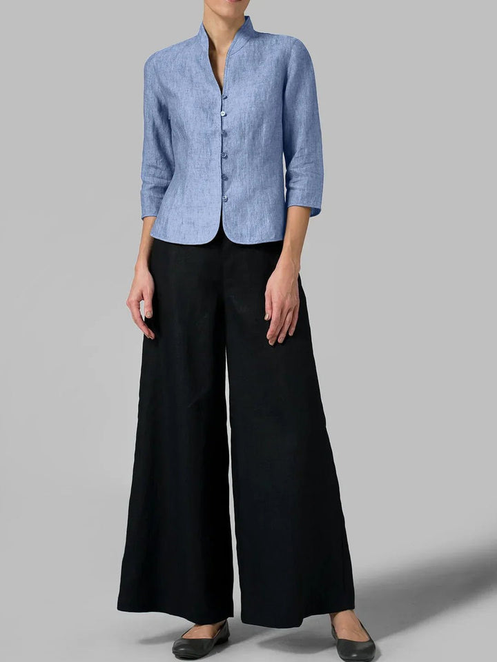 Veelzijdige blauwe damesblouse met 3/4 mouw en mandarijnkraag, geschikt voor casual en zakelijk.