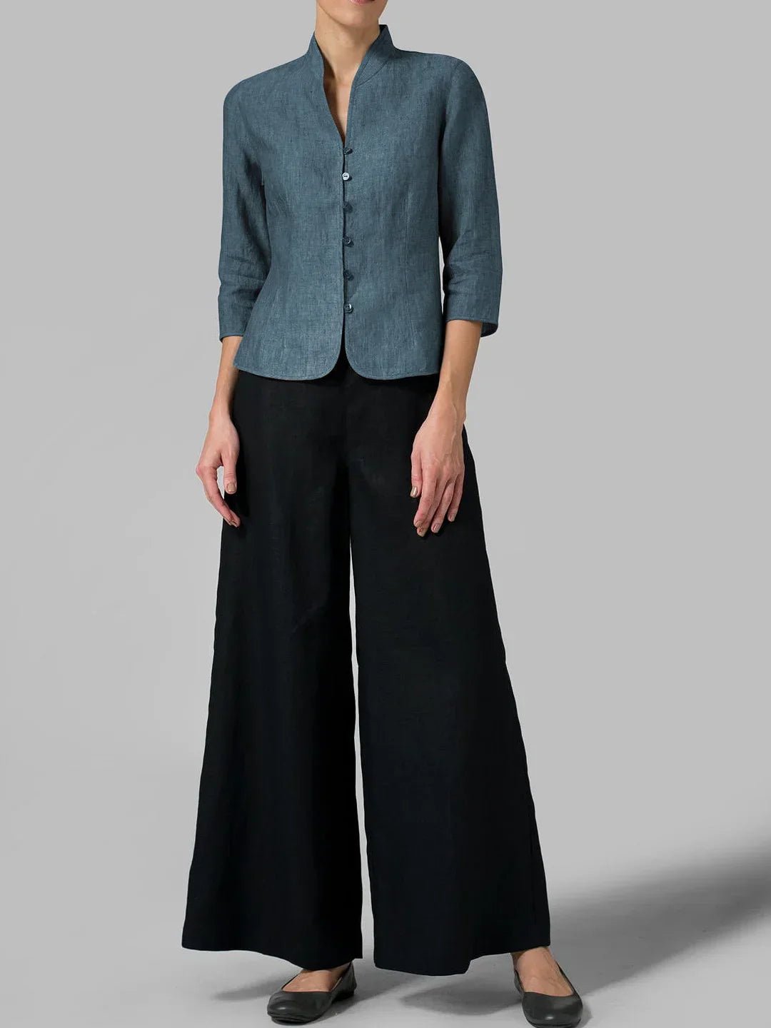 Elegante donkerblauwe dames top met knoopsluiting en mandarijnkraag, ideaal voor modebewuste vrouwen.
