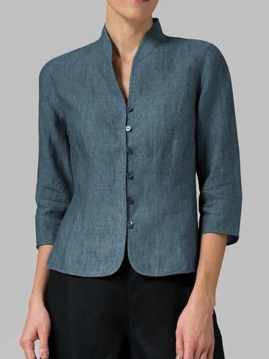 Stijlvolle damesblouse met mandarijnkraag en knoopsluiting in wit en blauw, voor diverse gelegenheden.
