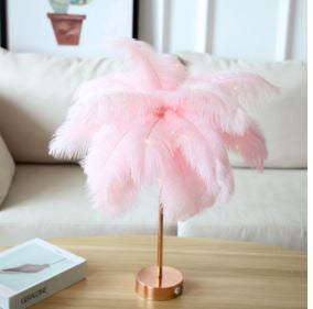 Sfeervolle Feather Lamp™ met zachte veren, perfect als LED-tafellamp en elegante woondecoratie.