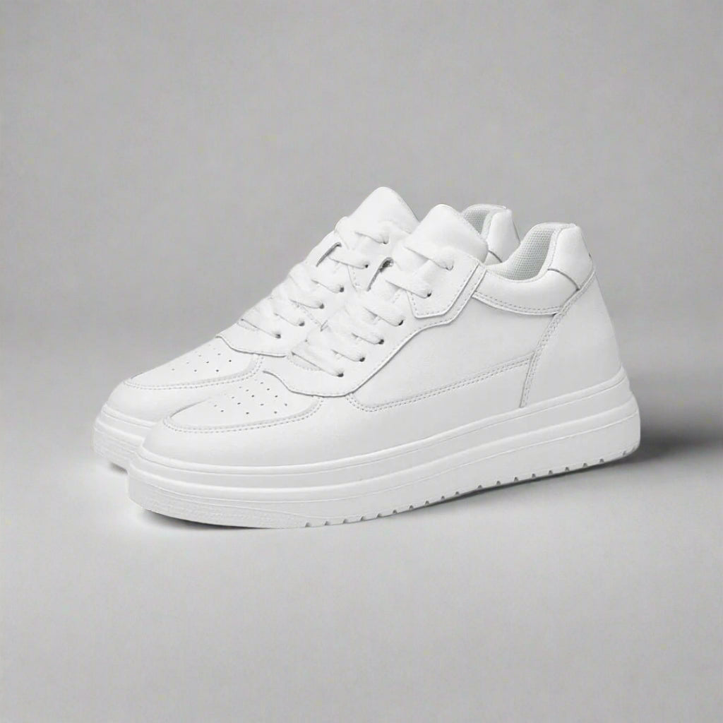 Zwarte herensneakers met discrete lengteverhoging. Comfortabele en slimme schoenen voor de moderne man.