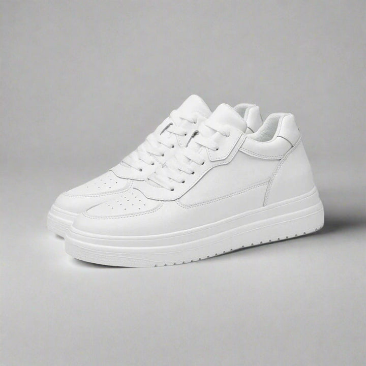 Zwarte herensneakers met discrete lengteverhoging. Comfortabele en slimme schoenen voor de moderne man.