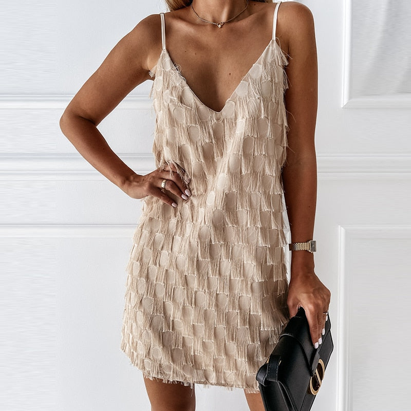Stijlvolle mouwloze witte mini zomerjurk voor dames met kwastjes en hoge taille, lenteklaar.