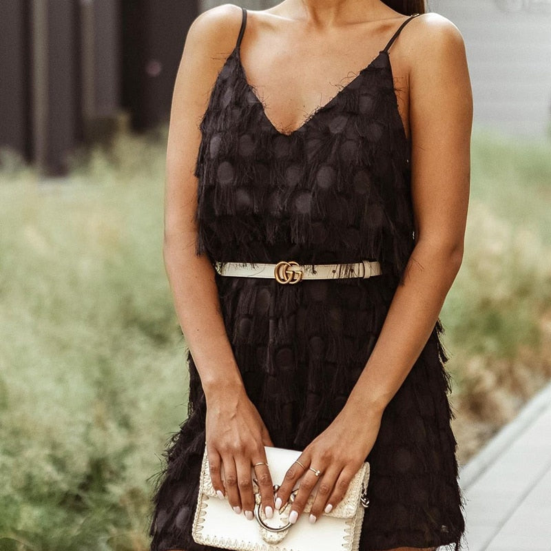 Dames mini jurk wit met kwastjes en hoge taille, mouwloos, elegant voor zomerse gelegenheden.
